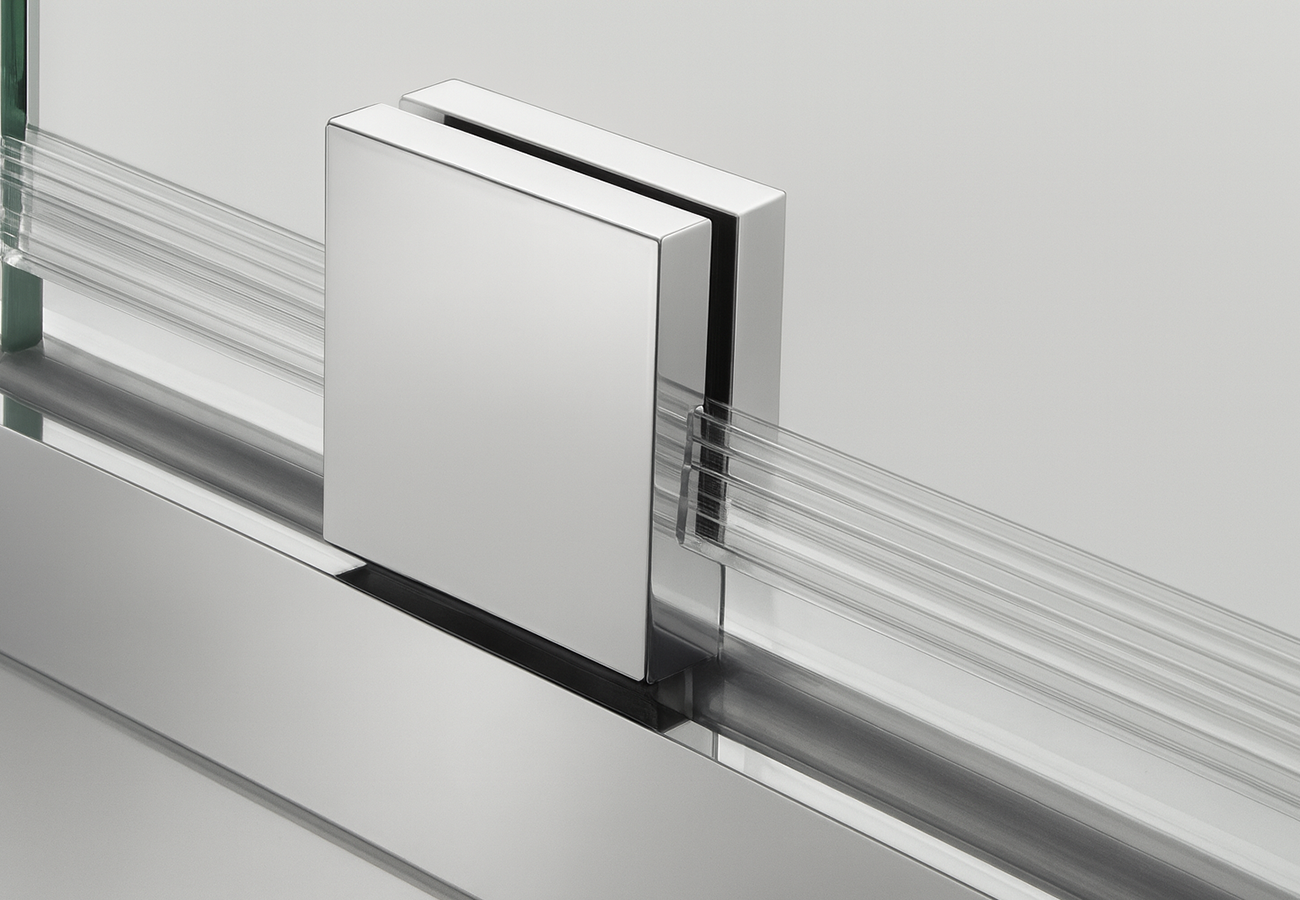 Corner detail of semi-frameless shower