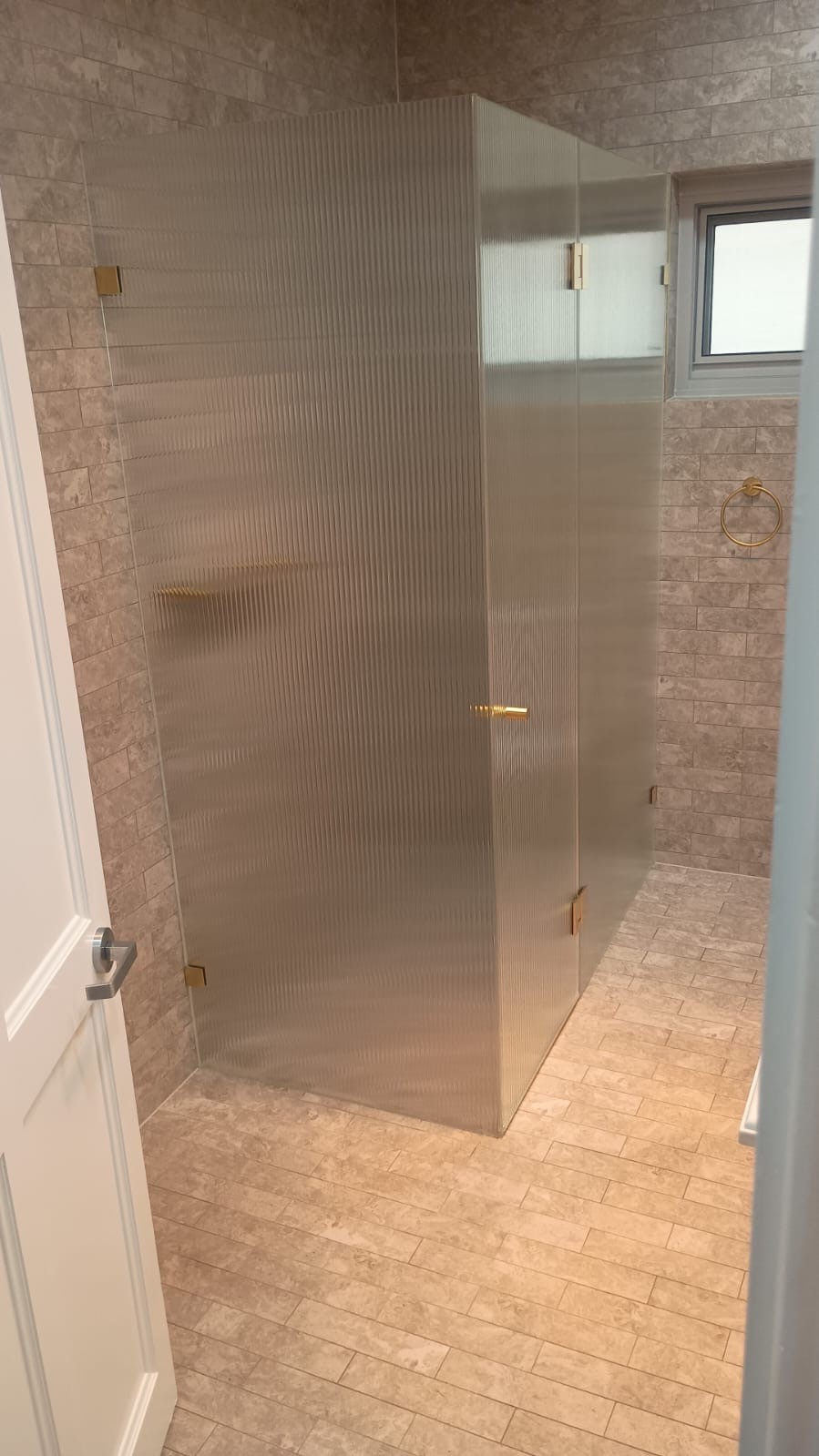 OneCircularQuayShowerscreen-2